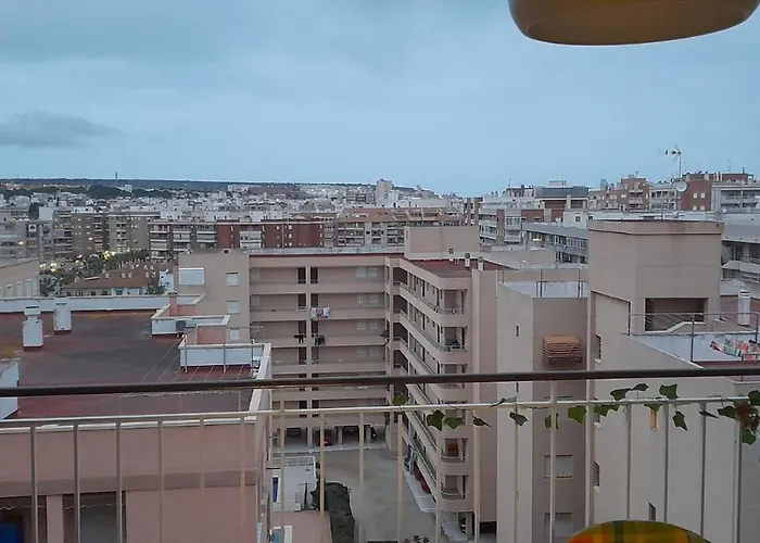 Al Lado De Barcos Y Gran Playa.