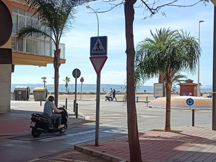 Al Lado De Barcos Y Gran Playa. Santa Pola