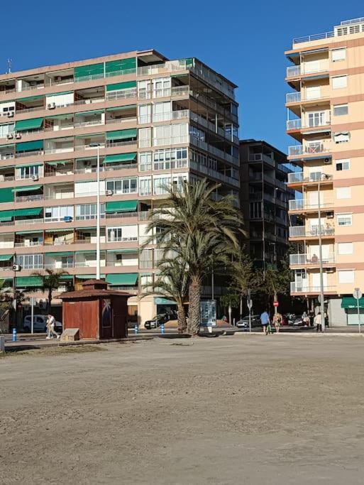 Al Lado De Barcos Y Gran Playa. * Santa Pola